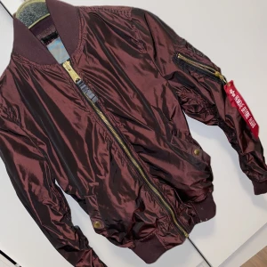 Bomberjacka - Alpha industries bomberjacka i nyskick.