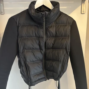 Jacka  - Vår och höst jacka från Zara, går att spänna åt, bild 1 åtspänd, bild 2 upplöst. Bra skick.