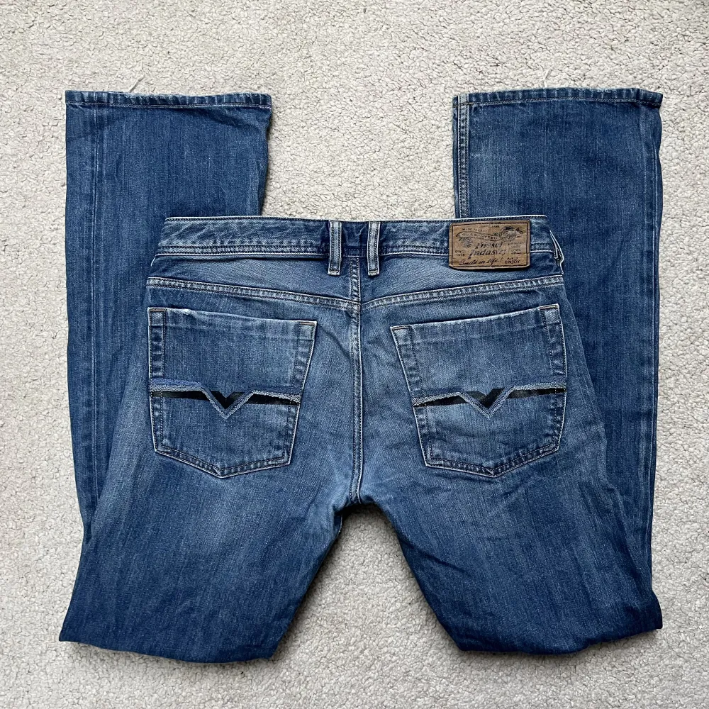 Midja: 83cm (OBS! Lågmidjade)✨Innerben: 82cm✨Storleken som står är W30L32❤️Jag på bilderna är 172cm lång och brukar ha storlek 38🫶. Jeans & Byxor.