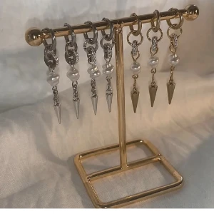 StilSthlm  - Så snygga örhängen Köp för  99kr/st Eller 185kr/par  Modell 095