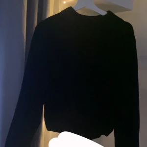 Stickad tröja  - Så himla fin och skön stickad tröja från lager 157🙌🏼💗 den är så himla himla himla skön 💗 den är i jätte fint skick, storlek Xs! Säljer den för 50kr ink frakt 😚 BETALA VIA SWISH‼️ EJ FRI FRAKT ‼️ TRYCK EJ PÅ KÖP NU ‼️