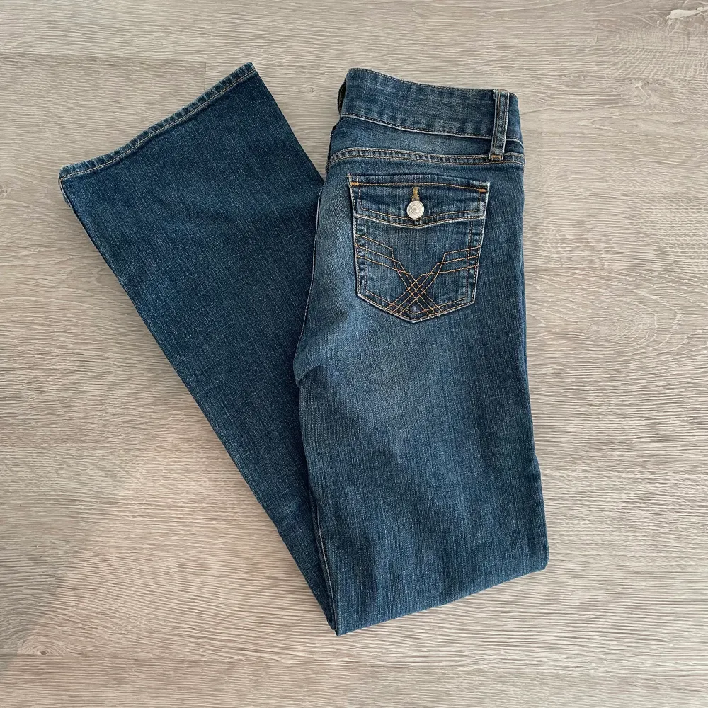 Gap jeans strl 26/32 (passar xs/s) i bra skick :) (se bilder) med rak/bootcut ben. Jeans & Byxor.