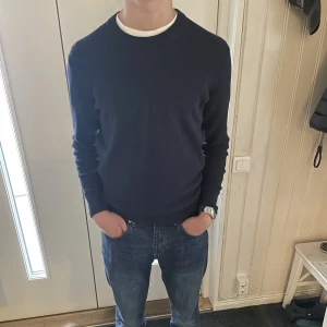 J.Lindeberg tröja - Säljer en mörkblå tröja från j.Lindeberg i fint skick. Storlek S men passar även M. Nypris ligger runt 700. Hör av er om ni har några frågor🙌🏻