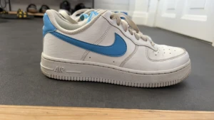 AF1 - Säljer nu mina air force one, dom är använda men dom är hela o fina, går att tvätta bort den ytliga smutsen som finns. Har haft dom i 1,5 år men dom är använda i typ 1 år. Sedan blev dom försmå köpte dom för 1100  på Zalando. Kan få med på ett lägre pris 