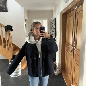 Design by si kappa  - En mörkblå kappa från design by si, jätteskönt och fin. Ordinarie pris är 757 kr. Köparen står för frakt. Jag köpte den i våras men den har inte kommit till användning så mycket.