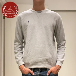 Ralph Lauren tröja  - Just nu säljer vi en fin Ralph Lauren tröja i färgen grå, skick 8/10.  Vid frågor eller funderingar hör av er!!!