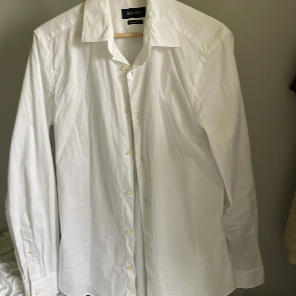 Skjorta från brothers storlek M Super slim fit säljer då den är för liten för mig  skick:mycket bra använd ett få tal gånger. Skjortor.
