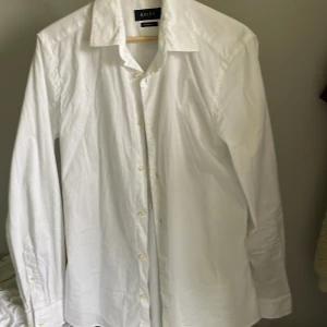 Vit skjorta - Skjorta från brothers storlek M Super slim fit säljer då den är för liten för mig  skick:mycket bra använd ett få tal gånger