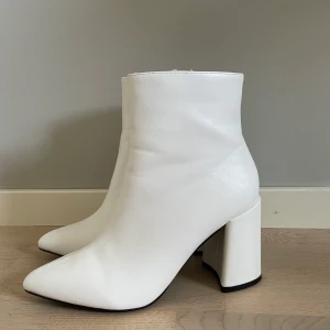 Vita klackskor - Köpta här på Plick. Så fina, tyvärr lite för stora för mig så jag har inte kunnat använda dem❤️