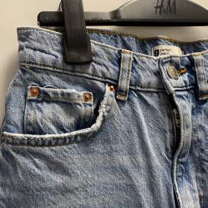 Helt oanvända blå jeans med slitt längst ner. Nypris 499