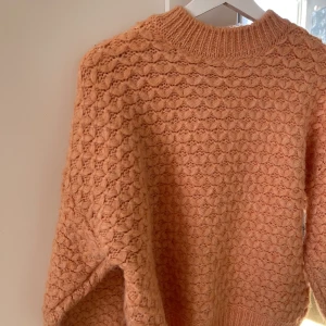 Stickad tröja - Superfin stickad tröja från Mango! Storlek XS men passar S lika bra. Väldigt bra skick. Säljer för 200 kr 💕 Skriv vid frågor