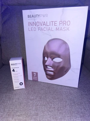LED facial mask - Säljer denna led lampa för ansiktet som var en present som jag ej önska därav säljer. Allt är oanvänt. Ordinarie pris för båda produkterna är : 1300kr.