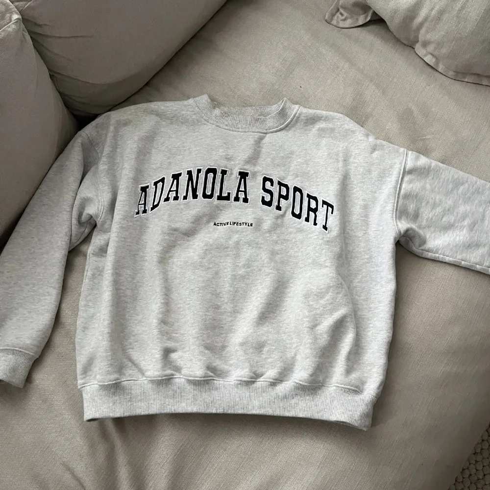 Sweatshirt från adanola sport storlek S. Hoodies.