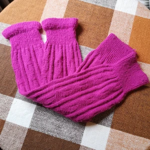 mörkrosa benvärmare  - Benvämare, lite slitna men det märks inte så mycket på. 52,5cm långa. 