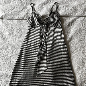 Vintage 2000s klänning  - Vackraste vintage 2000s klänning i satin. 2 av rhinestonesen har gått av men syns inte alls. Passar till allt ❤️❤️påminner mig om serena van der woodsen 