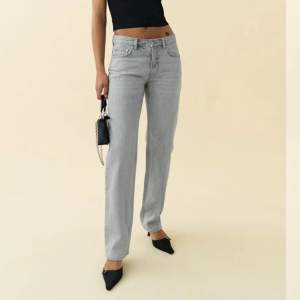Säljer mina low waist jeans från Gina tricot, köpte förra året använd några gånger oridarie pris 500kr säljer för 250
