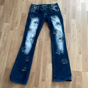 Crazy age jeans - Jätte fina lågmidjade boutcut crazy age jeans i storlek 38 med midjemått 80cm och inerbenslängd 82cm💕💕