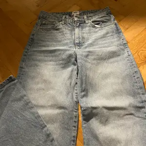 Ljusblå jeans från lager 157. De är mid rise och mom jeans. I storlek S!🥰