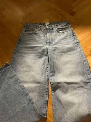 Ljusblå jeans - Ljusblå jeans från lager 157. De är mid rise och mom jeans. I storlek S!🥰