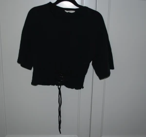 Croppad Tshirt - Tshirt från Mango i storlek S. Detaljer syns bättre på närbilden. Använt men i bra skick!