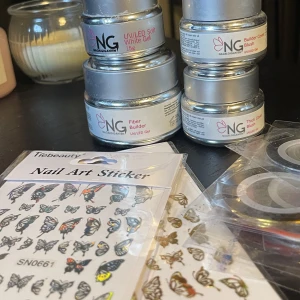 Nagelgele mm - Säljer 4 olika geler från nagelgiganten, fjärilstickers och ”nageltejp”i olika färger. Se bild 3 för att se hur mycket gele som är kvar ( den genomskinliga är halvfull)   ❌builder cover blush är såld ❌