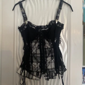 Deadstock Poizen - Deadstock korsett liknande topp, banden går att ta av och går att justera storleken med snörningen