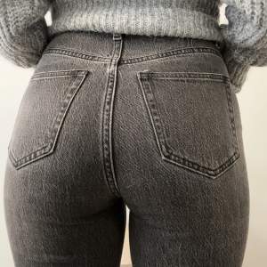 Snygga jeans i gråsvart med avklippta ben (köpta så) 💫