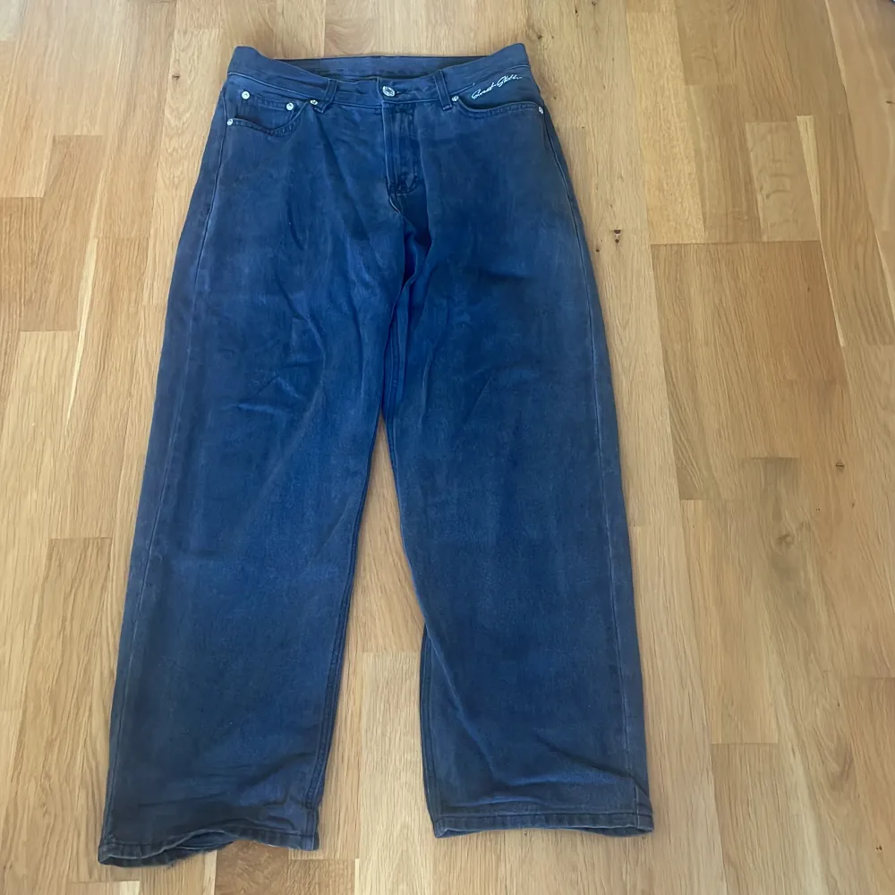 Ett par gråa sweet skbts jeans som knappt är använda. Jeans & Byxor.