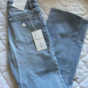 Helt nya jeans från Abrand i modellen A’94 High Straight’ storlek 27. Köptes för 899kr för ca en månad sedan men kommer inte till använding. Fler bilder kan fås vid intresse! Ev frakt betalas av köpare.