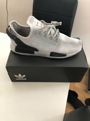 Adidas Nmd skor  - Har dessa skor storlek 44 mycket unika och fräscha aldrig använda elr slitna på något sätt säljer billigt ifall de snabb affär 