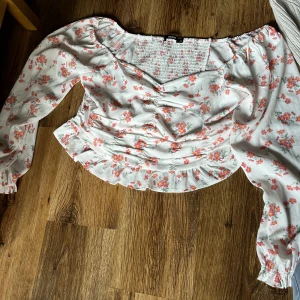 Fin blus - Fin blus med blommor oanvänd