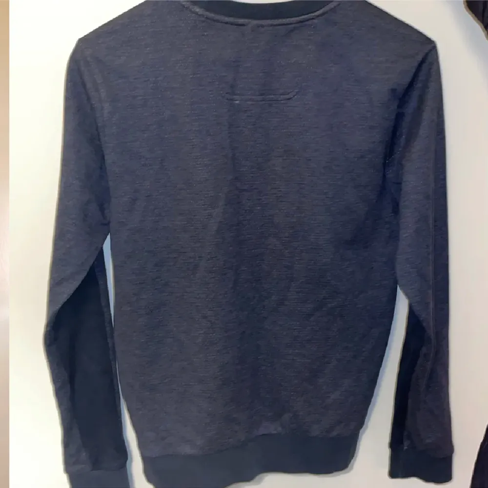 Hugo boss tröja köpt i Nk för ca ett halv år sedan. Har inte kommit till användning, skick 8,5/10. Ny köpt för 1400kr. Tröjor & Koftor.