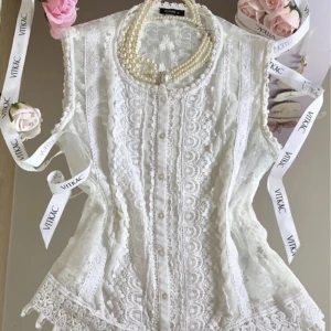 ༻ Vintage lace blus ༺ - Storlek M/38  Säljer för den är inte riktigt min stil, har bara använt den en gång. ౨ৎ