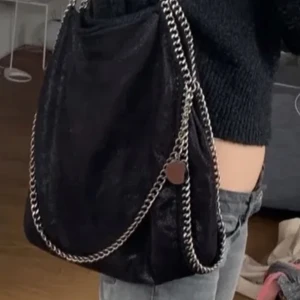 Stella McCartney liknande väska  - Säljer min fina Stella McCartney liknande väska i väldigt bra skick. Rimlig och får plats med med de mesta och passar till allt, trendig o as snygg!! Inga defekter 