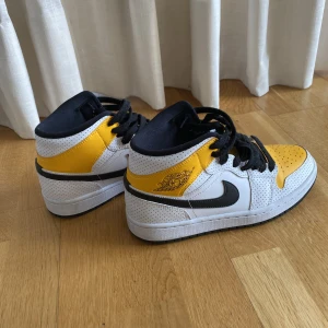 Air jorden 1 mid Perforated White University Gold’ - Säljer mina jordens stl 39 dam använda ett fåtal gånger så skulle säga att dem är i bra skick men inte nytt skick. 