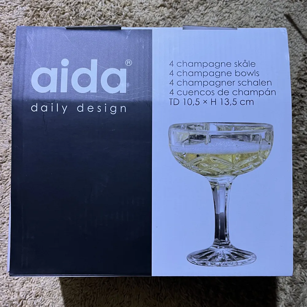 4 st rejäla champagneglas från Aida daily design. Helt oanvända, endast öppnat kartongen. . Övrigt.