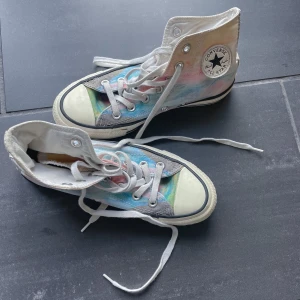 Custom Converse - LÄS BIO!!! Unika Converse köpta secondhand i Stockholm för ca 3 år sen. Vintageskick, ena conversemärket sitter lite löst som man ser på första bilden. Tveka inte att höra av dig vid frågor eller för fler bilder! <3