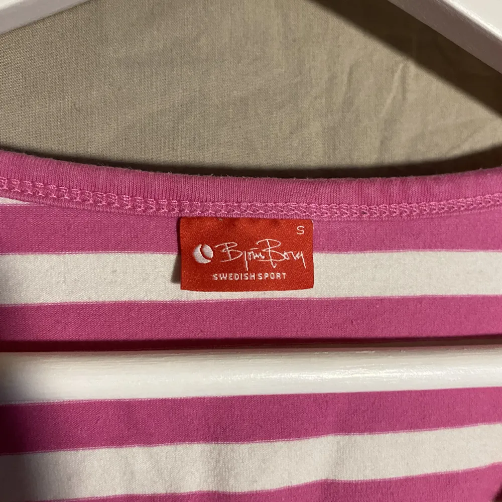 En rosa randig tshirt från Björn Borg. Den är i storlek S. Inga slitskador alls. . T-shirts.