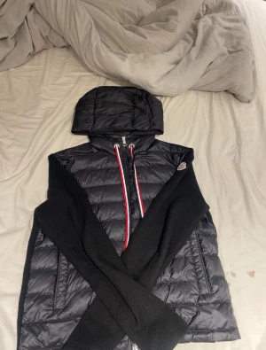 Moncler cardigan jacka  - KVITTO FINNS!!! Snörena kan man ta av om man inte gillar dem, riktigt fint skick INGA MÄRKERN ELLER SKADOR.