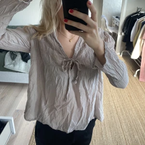 Odd molly liknande blus  - Jättefin blus i linneliknande material. Köparen står för frakt 🥰