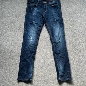 Ett par VOI LONDON jeans som ej används eller har används pga att de var för små. Jeansen är i väldigt bra skicka. Pris kan diskuteras! För mer bilder/videos skriv!