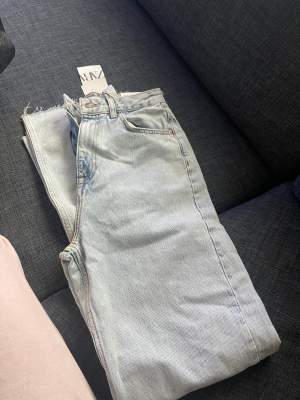 Säljer dessa super fina raka jeansen från zara i storlek 36💙 aldrig använda, moddelen på jeansen heter straight traousers💙