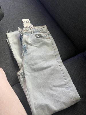Jeans från zara  - Säljer dessa super fina raka jeansen från zara i storlek 36💙 aldrig använda, moddelen på jeansen heter straight traousers💙