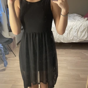 Svart klänning  - Väldigt söt, den har 2 lager, 1 som ser till så man inte ser igenom och det andra lagret är nätaktigt. Köpt från H&M och storlek 36