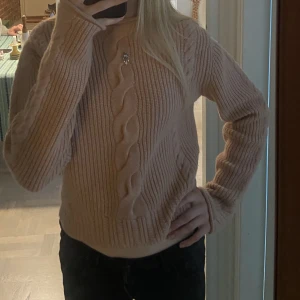 Tjocktröja  - Jättefin stickad tjocktröja! Ifrån Filippa K! Nästan oanvänd och i jättefin kavlité. Skriv för fler bilder och info! Väldigt bra pris (kan eventuellt diskuteras)💕