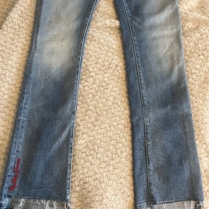 Vintage Replay Jeans. - Dem är Bootcut jeans som är vintage och i jättebra skick, har bara använts en gång. Stl 26 och ordinarie priset är 900. Jag säljer dem för 450. Frakt betalas av köparen.