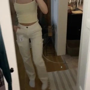 Vita cargo byxor - Vita cargo byxor från ASOS, skitsnygga men tyvärr för små på mig så har aldrig använt dom💗