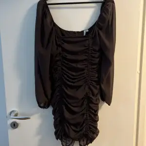 En klänning ifrån Nelly.com, använd vid ett par tillfällen! 
