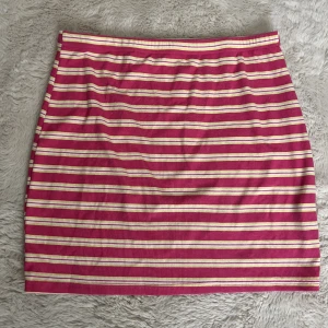 Kjol - Söt randig kjol från shein🩷 jag kan stå för frakten.☺️