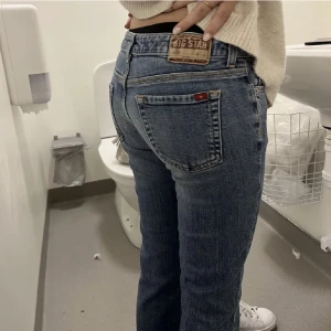 Low waist jeans  - Säljer dom här fina jeansen eftersom det inte är min stil längre. Byxorna passar någon runt 150-155 dom är petit. Midjemåttet är runt 36 rakt över. Innerbens längd är 60cm